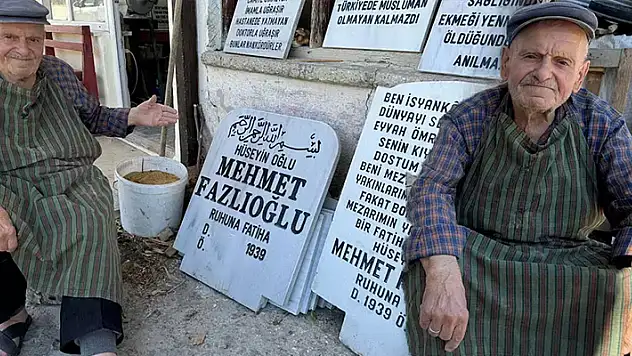 62 yıllık mezar taşı ustası, kendisi için 2 ayrı mezar taşı yaptı
