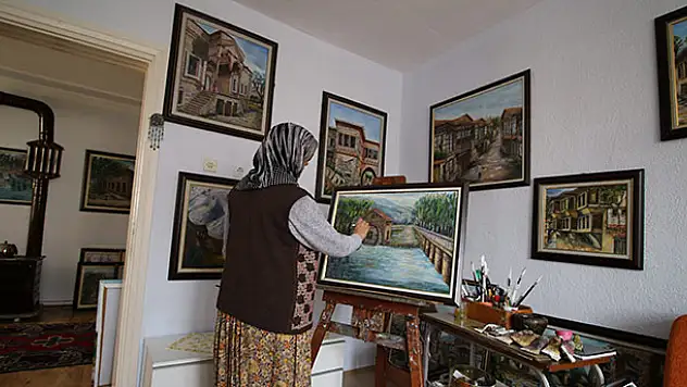 63 yaşındaki ev hanımı 16'ncı resim sergisini açıyor