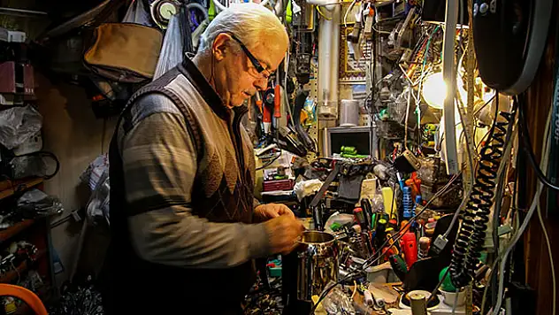 63 yıldır elektronik ev aletlerini tamir ediyor