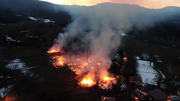 64 yıl sonra aynı acıyı yaşadılar! Kastamonu'da 15 ev kül oldu
