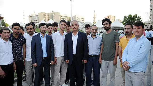 65 ülkeden onlarca öğrenci Konya'da bayram sofrasında