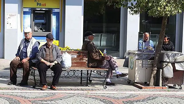 65 yaş üzeri ve kronik rahatsızlığı olanlara yönelik sokağa çıkma kısıtlamasıyla ilgili istisnalar belirlendi