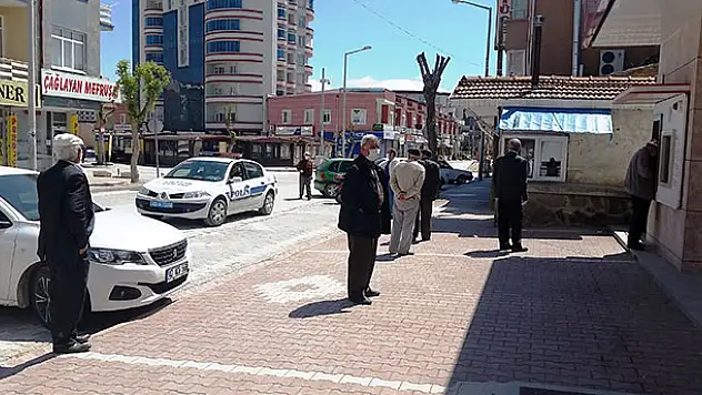 65 yaş ve üzeri vatandaşlar sokağa çıkma yasağının kaldırılmasıyla maaşlarını kendileri çekti
