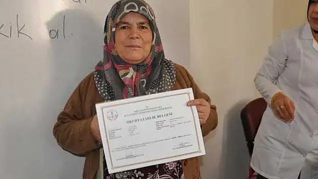 65 yaşında karne sevinci