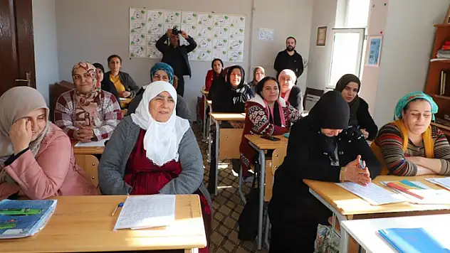 65 yaşındaki anne okuma-yazma öğreniyor
