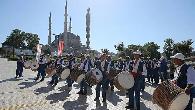 663. Tarihi Kırkpınar Yağlı Güreşleri Festivali davul zurna ekibinin davetleriyle başladı
