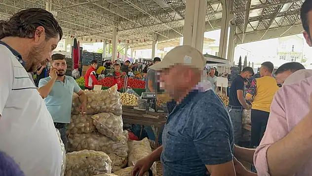 67 yaşındaki kalpazan, Aksaray'da pazara alışverişe çıktı, 4. tezgahta yakayı ele verdi
