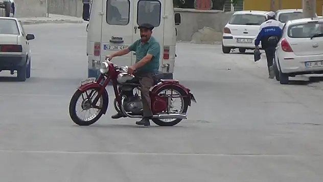 68 yıllık motosikletine gözü gibi bakıyor
