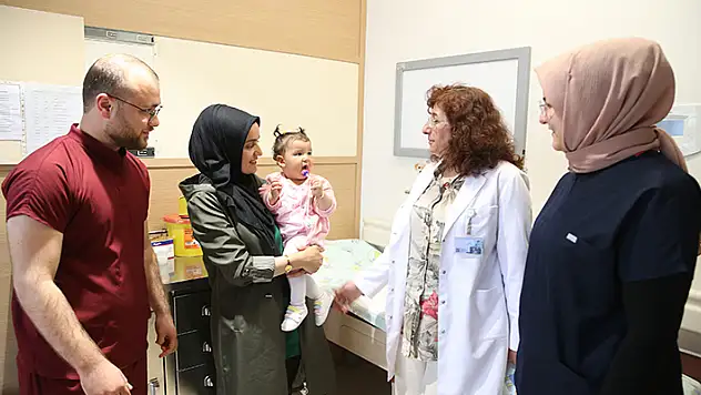 7 aylık bebeğin karnından 400 binde 1 görülen tümör çıktı
