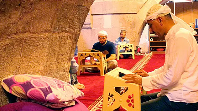 7 bin 457 camide mü'minler itikafta!
