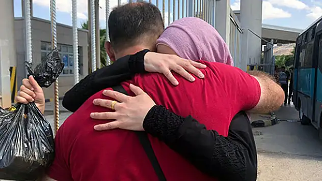 7 gündür elinde çiçeklerle bekliyordu! Kavuştular