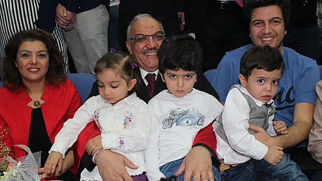 70 yaşında Hukuk Fakültesinden mezun oldu