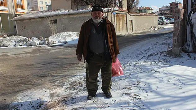 70 yaşında sokak hayvanlarına yem dağıtıyor