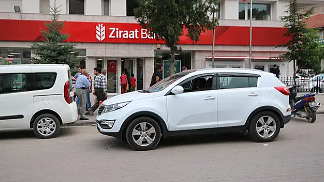 70 yaşındaki emekliyi dolandırılmaktan oğlu ve torunu kurtardı
