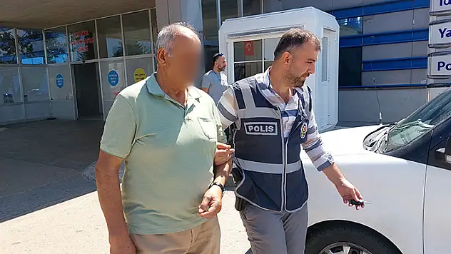 71 yaşındaki şahıs balkondaki eşine baktığı için hastane otoparkında bir kişiyi bıçakladı
