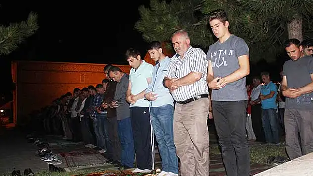 716 Yıllık Tarihi Eşrefoğlu Camisi'nde Kadir Gecesi Çoşkusu
