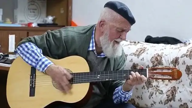 73 yaşındaki gitaristten 'Evde kal Türkiye' şarkısı