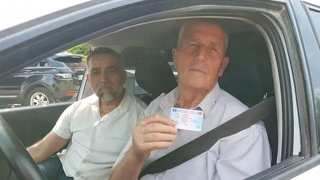73 yaşındaki sürücü 30.denemesinde ehliyetine kavuştu
