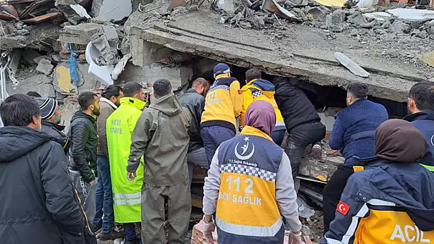7.4 şiddetinde deprem Hatay'da 2 devlet hastanesi ile polisevini de yıktı
