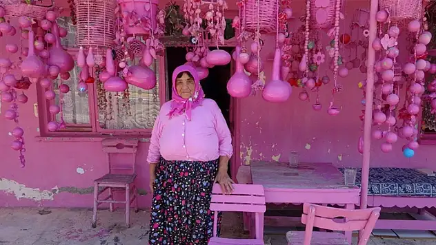 75 yaşındaki 'Barbie Teyze'nin pembe hayatı