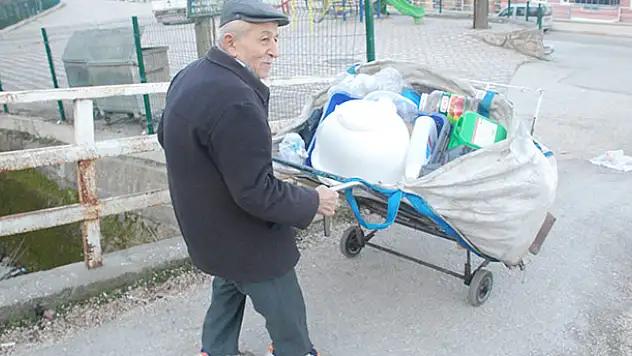 75 Yaşındaki Dede Geçimini Plastik Toplayarak Sağlıyor