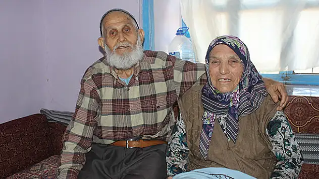 75 yıldır aynı yastığa baş koyan çift mutlulukları ile örnek oluyor