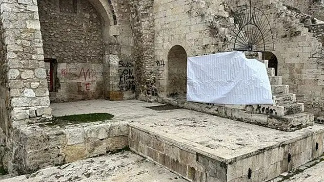 752 yıllık medresedeki sprey boyalı yazılara branda ile kapama
