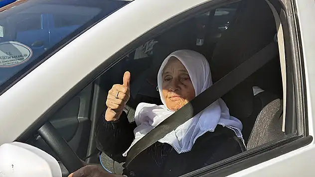 76 yaşında ehliyet aldı, sürücü koltuğuna geçti
