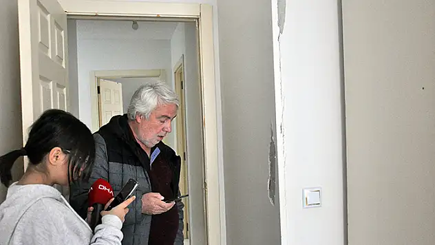 7.7 büyüklüğündeki deprem nedeniyle Karaman'da bir binada hasar oluştu