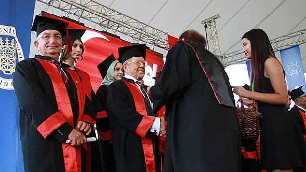  77 yaşında hukuk fakültesini bitirdi