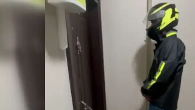 77 yıl hapis cezasıyla aranan firari şahıs, kurye kılığındaki polisin 'Yemek siparişi getirdim' sözleriyle yakalandı