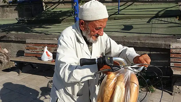 79 yaşında çalışıyor eve bisikletle gidip geliyor
