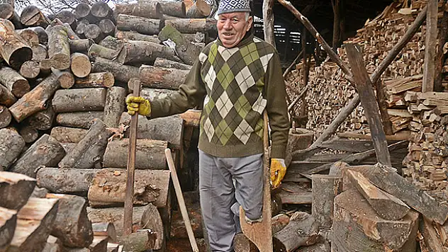 79 yaşındaki Rıfat Çabuk Tahta bacağıyla günde 3 ton odun kırıyor