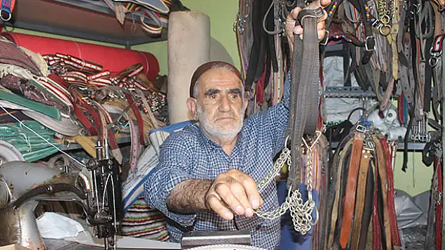 79 yaşındaki saraç ustası çalışma azmiyle yıllara meydan okuyor