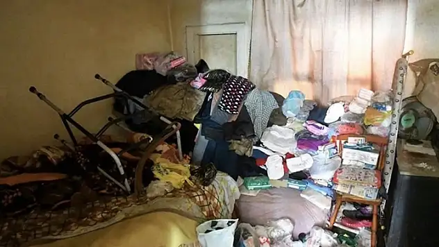 8 yıldır çöp biriktiren kadının evinden 2 kamyon çöp çıktı! 