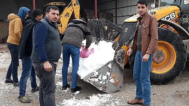 8 yıldır kar yağmayan köye kepçeyle kar taşıdılar