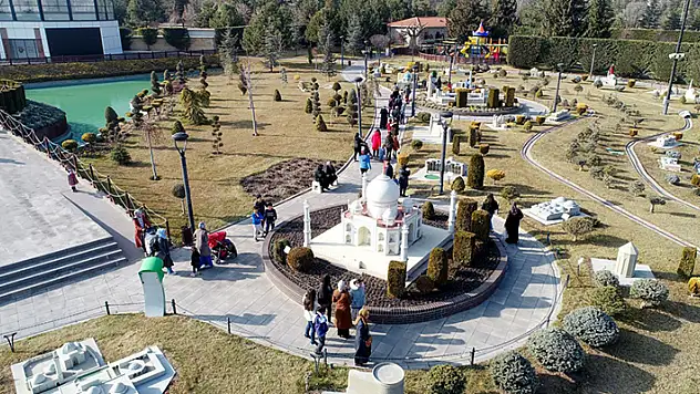 80 Binde Devr-i Alem Parkı ara tatilde çocukların gözdesi oldu