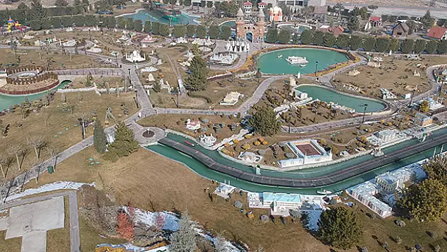 80 Binde Devr-i Alem Parkı geniş açık alanıyla ziyaretçilerini bekliyor