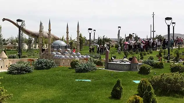 80 Binde Devr-i Alem Parkı'na Yoğun İlgi