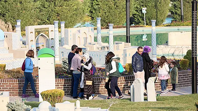 80 Binde Devr-i Alem Parkı'nda ara tatil yoğunluğu