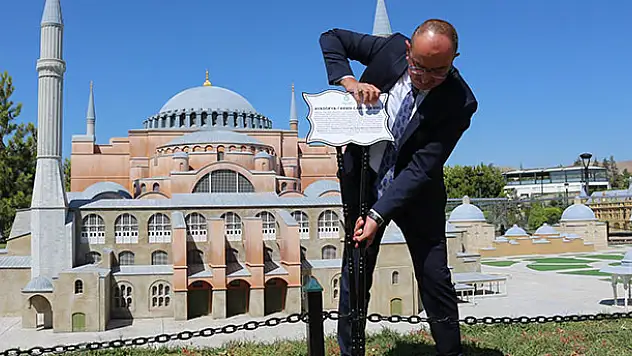 80 Binde Devr-i Alem Parkı'ndaki 'Ayasofya' minyatürünün tabelası değiştirildi