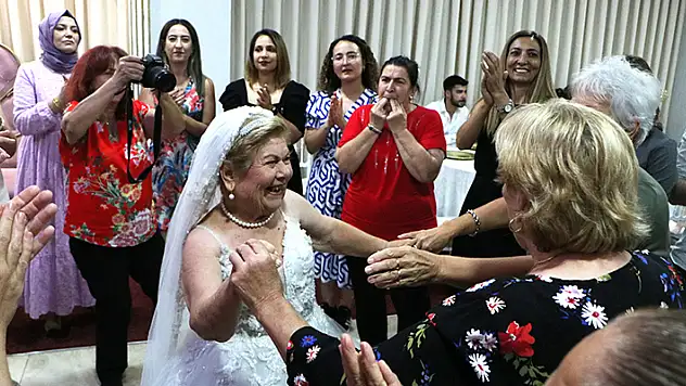 83 yaşında gelinlik giyip damatsız düğünde çiftetelli oynadı
