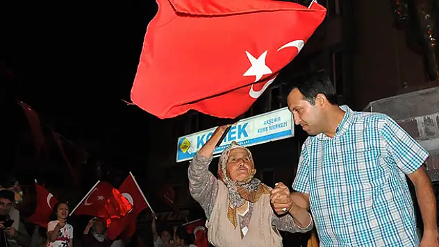 84 yaşındaki Fatma teyzenin demokrasi aşkı