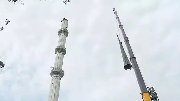 85 metrelik minareler deprem riskine karşın sökülerek kısaltıldı