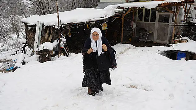 85 yaşında...Okuma öğrenmek için kar kış demiyor her gün 2 kilometre yürüyor