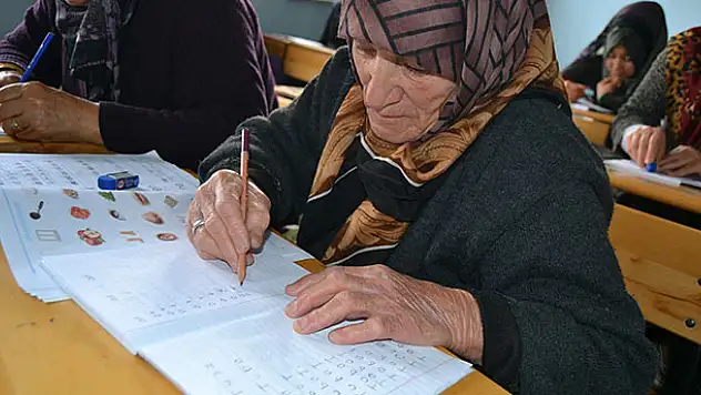 85 yaşında okuma yazma öğreniyor