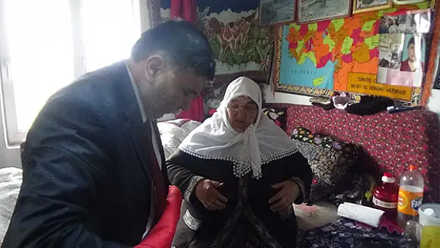 85 yaşındaki Azime ninenin bayrak sevgisi