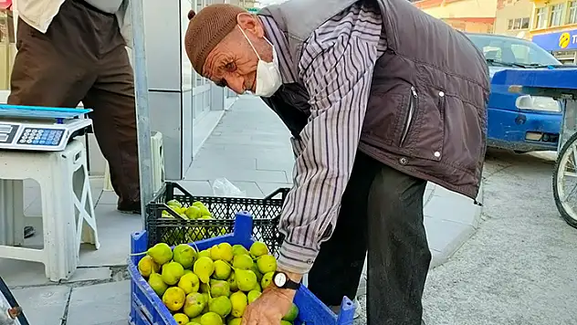 86 yaşındaki Kemal Aker çalışma azmiyle gençlere örnek oluyor
