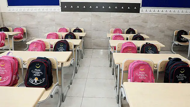 9 bin öğrenciye çanta ve kırtasiye seti hediyesi