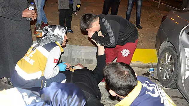 9 yaşındaki çocuk yaralanan annesinin elini bir an olsun bırakmadı